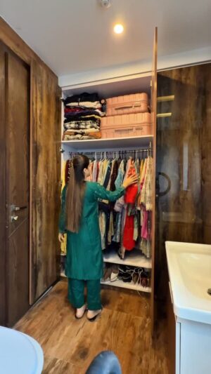 Zahra Waseem Instagram - Reorganising my wardrobe🤝🏻