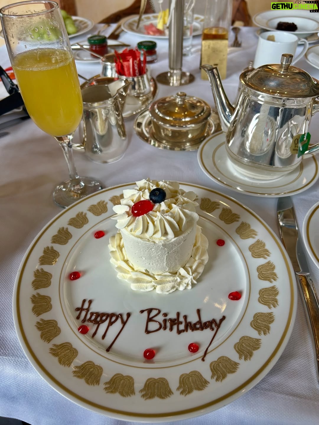 Zenande Mfenyana - 127.5K Likes - By God’s divine grace, here I am…this is 40!!! 🕯️🎂🥂💐💃🏽🎊🎉 

Thank you @suncityresortsa for making my birthday weekend extra spectacular 💃🏽🎉
#suncityresortsa 
#suninternationalza