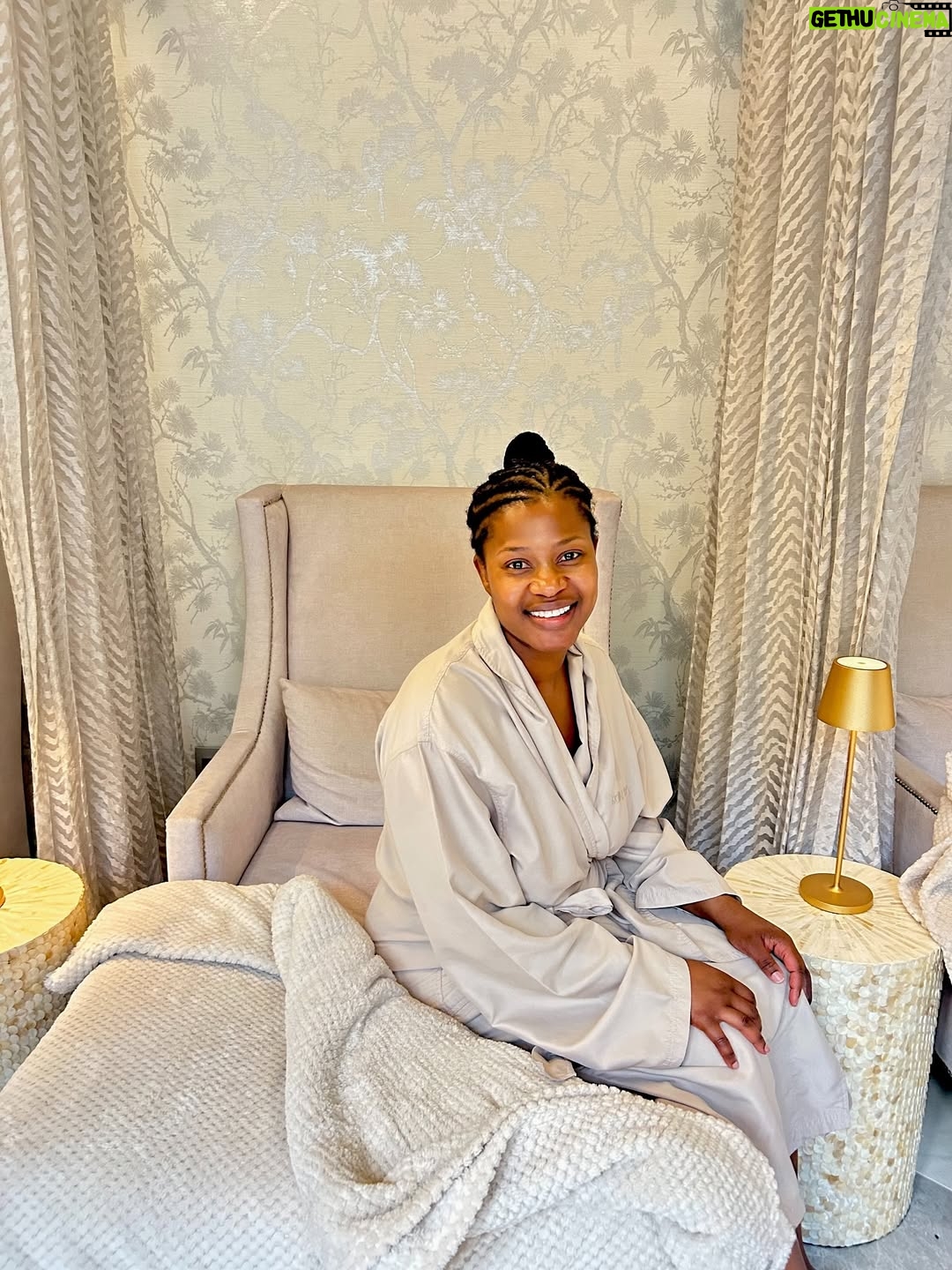 Zenande Mfenyana - 127.5K Likes - By God’s divine grace, here I am…this is 40!!! 🕯️🎂🥂💐💃🏽🎊🎉 

Thank you @suncityresortsa for making my birthday weekend extra spectacular 💃🏽🎉
#suncityresortsa 
#suninternationalza