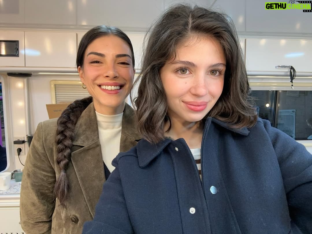 Zeynep Atılgan - 275.5K Likes - Biz biraz sicak nevaleyiz 🥰