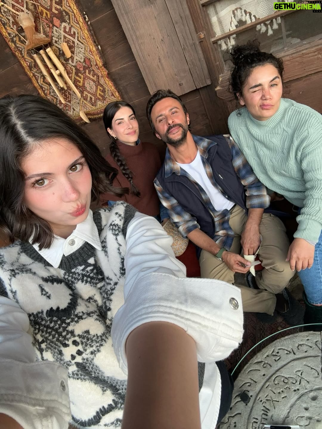 Zeynep Atılgan - 275.5K Likes - Biz biraz sicak nevaleyiz 🥰