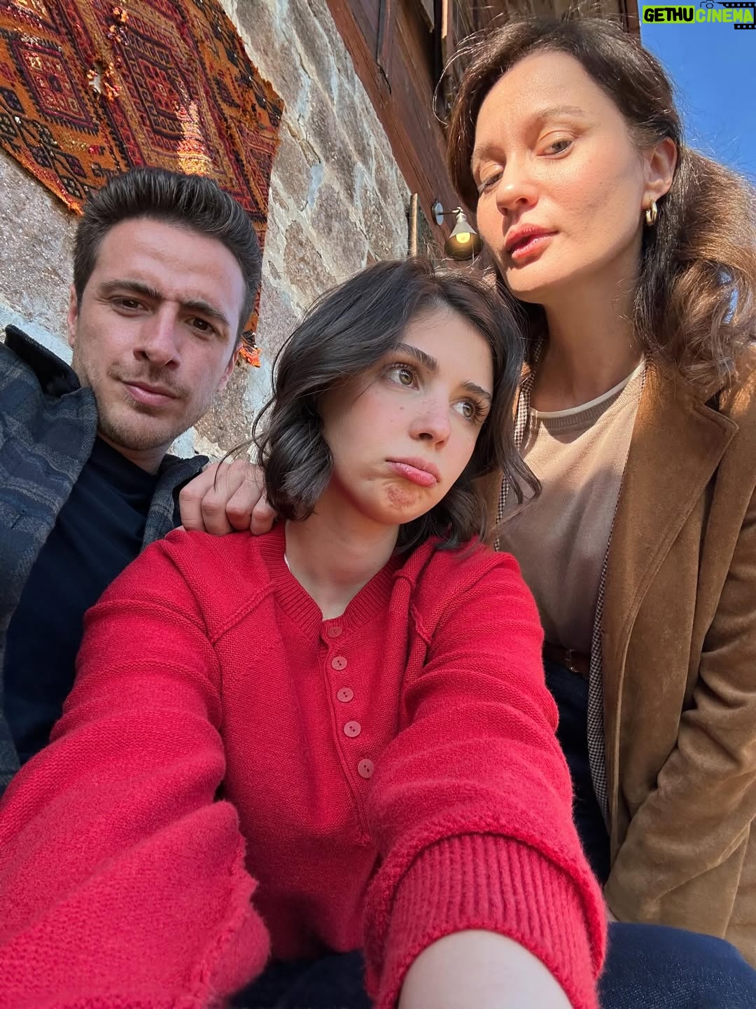 Zeynep Atılgan - 275.5K Likes - Biz biraz sicak nevaleyiz 🥰