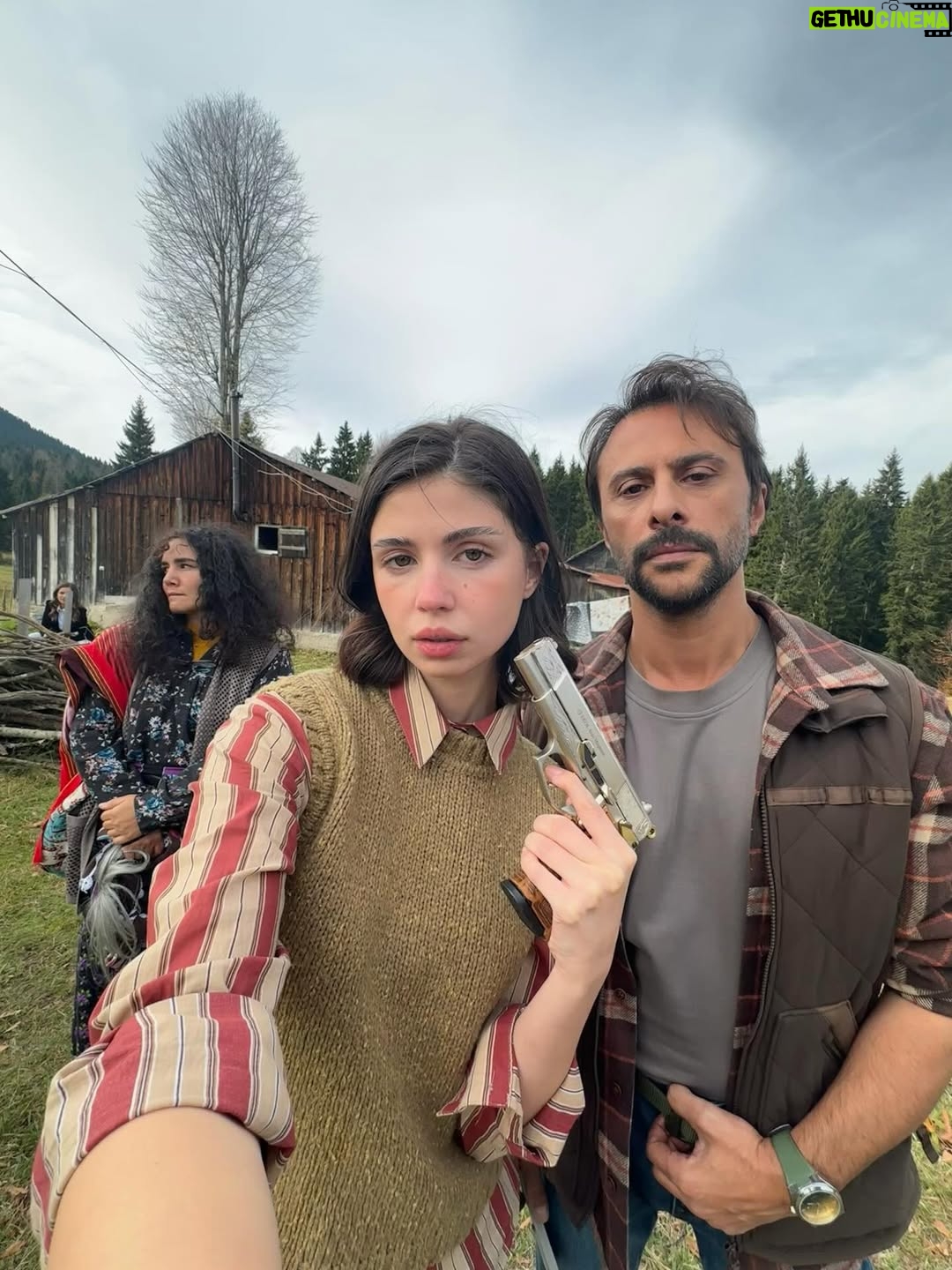 Zeynep Atılgan - 275.5K Likes - Biz biraz sicak nevaleyiz 🥰