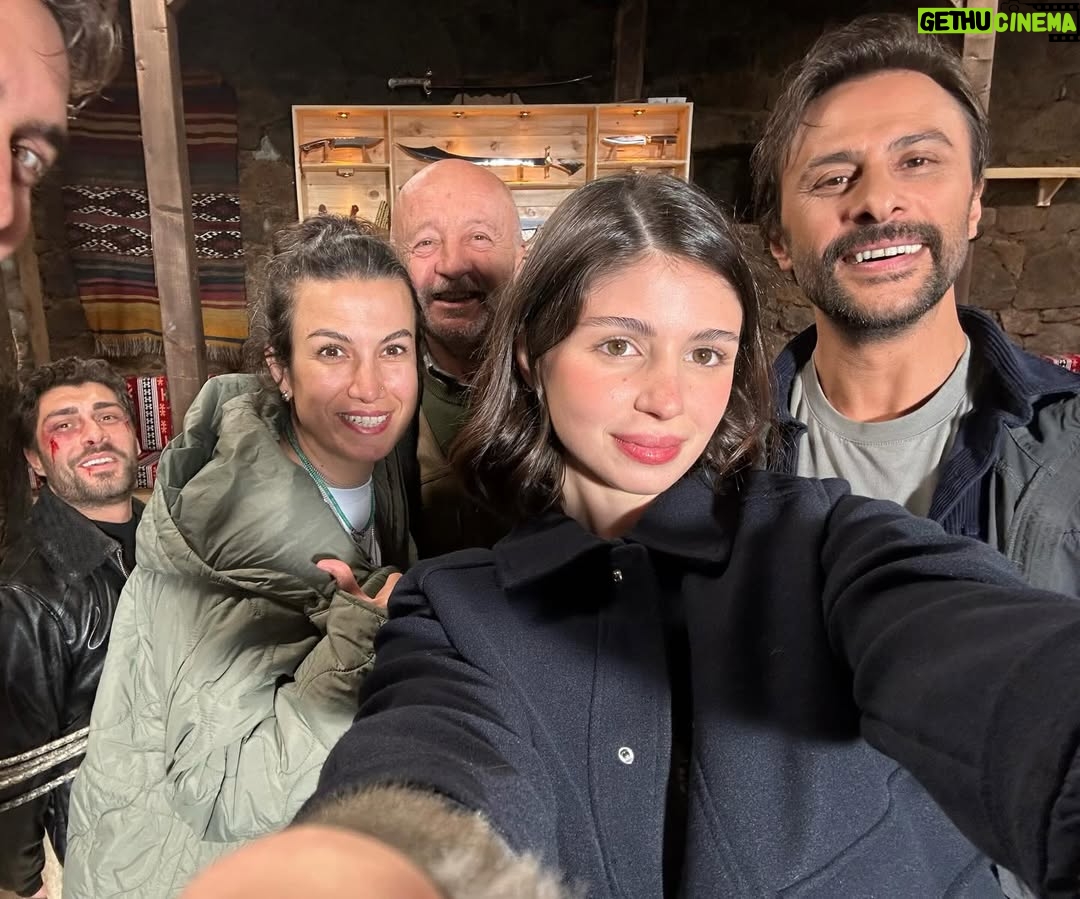 Zeynep Atılgan - 275.5K Likes - Biz biraz sicak nevaleyiz 🥰