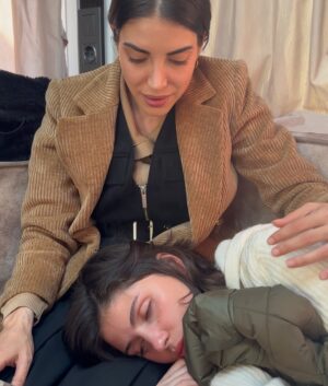 Zeynep Atılgan Instagram - Uyuyan güzelim🤍 Her şartta,her ortamda ve gözü her zaman açık 😂🤍 @zeyatilgan