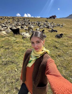 Zeynep Atılgan Instagram - 1 ) Fadime Koçari ☘️
2 ) Keçiler ve Fadime Koçari 🐐☘️
3 ) Koçariler 😎
4 ) keçiyle biz 😍
5 ) keçiyle ben ☺️
6 ) bi keçi daha 🤗
7 )  Behçet ile adam asmaca 🥰
8 )  bi sütlaç yeduk da 
9 )  abi kardeş pozumuz 🧿
10) halasinin ballisi 💖
11) 😍😍
12) kafasında mimi olan denizim baysalım 
13) reyting haberini almış olan denizim baysalım
14) ula bi çay ictuk
15) horon dersimuz 👯‍♂️
16) ha boyle uzun bi yolda biz 
17) koçariler 🤝🏻 trabzonspor ♥️💙
18) kaçırılan fadime koçari 😡
19) ICON 
20) gökhan da silahla vuramayınca kılıca geçti galiba bilmiyorum 🫠