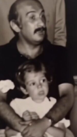 Zeynep Gülmez Instagram - Yapay zekayla bu kadar babişko😊 sen seversin böyle şeyleri ;) seviyorum seni çook 🫠 ayrıca beni gördüğüne yüzde yüz eminim . 🥸❤️