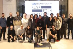 Zeynep Ozbatur Atakan Instagram - Son 10 yıldır benim için Ocak ayı demek, @kisafilmplatformusabancivakfi  demek! Bugün itibarıyla finalistlerimizle buluştuk, çalıştık, kampımız başladı... Yarın ve salı günü çok çalışacağız. Çarşamba ödül töreni💫 Bütün bir yıl bu 4 gün için hazırlandık.. İlk gün bitti bile... Bu yıl her günü böyle buradan paylaşacağım... Şimdi yarını bekleme zamanı💜💫🫶🏻