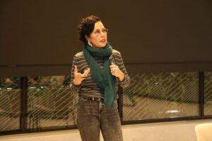 Zeynep Ozbatur Atakan Instagram - Son 10 yıldır benim için Ocak ayı demek, @kisafilmplatformusabancivakfi  demek! Bugün itibarıyla finalistlerimizle buluştuk, çalıştık, kampımız başladı... Yarın ve salı günü çok çalışacağız. Çarşamba ödül töreni💫 Bütün bir yıl bu 4 gün için hazırlandık.. İlk gün bitti bile... Bu yıl her günü böyle buradan paylaşacağım... Şimdi yarını bekleme zamanı💜💫🫶🏻