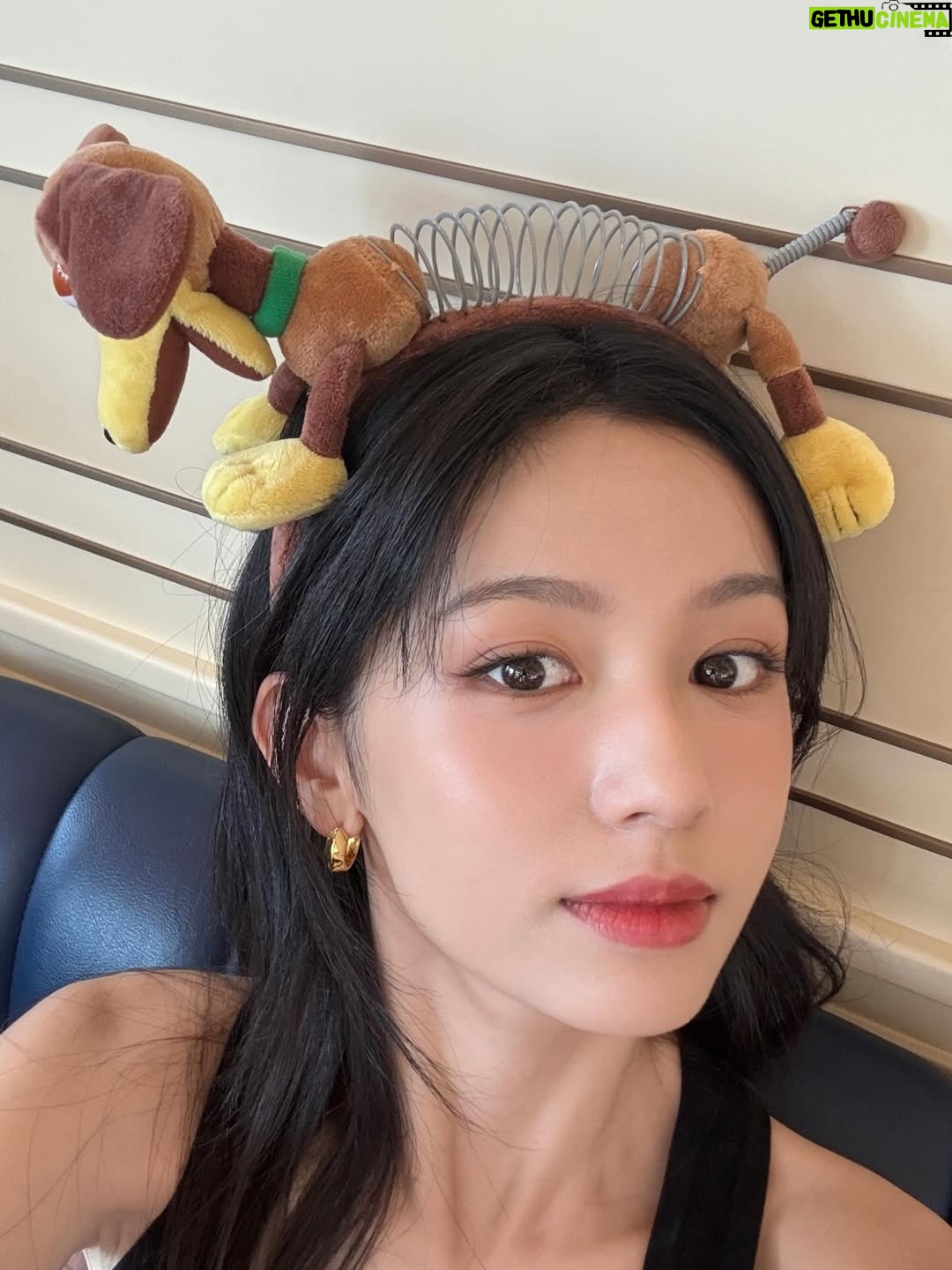 Zhou Ye - 102K Likes - 什么时候可以出去玩！
