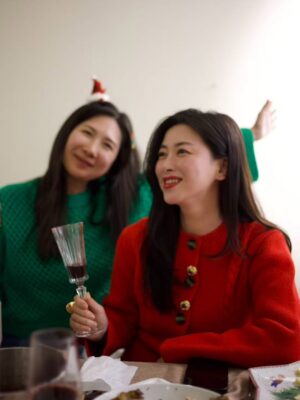 Zhu Zhu Instagram - We wish you a Merry Christmas 🎄💕🥳🥰🎊🍎🎁🥂