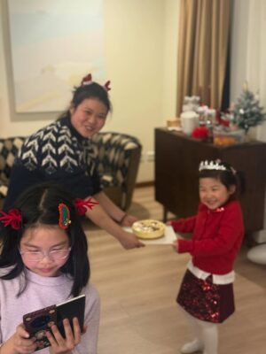 Zhu Zhu Instagram - We wish you a Merry Christmas 🎄💕🥳🥰🎊🍎🎁🥂