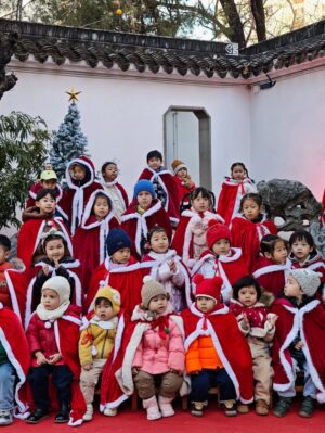 Zhu Zhu Instagram - We wish you a Merry Christmas 🎄💕🥳🥰🎊🍎🎁🥂