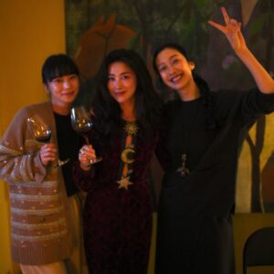 Zhu Zhu Instagram - Staying warm together 🥳🥰🎊💕