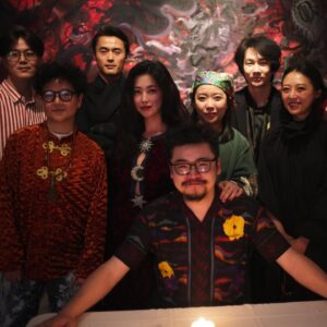 Zhu Zhu Instagram - Staying warm together 🥳🥰🎊💕