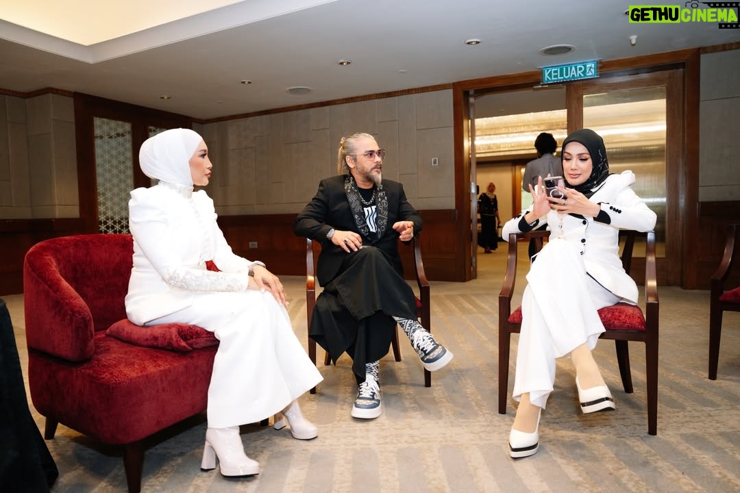 Ziana Zain - 1.6K Likes - 3 figura Sembilu kembali bertemu di hari Sidang Akhbar SEMBILU The Reunion Live In Concert yang berlangsung di Mandarin Oriental, KL. Turut hadir, @datuk_yusofhaslam yang memberikan sokongan penuh untuk konsert istimewa ini.

Perancangan yang begitu singkat oleh @ideatelier.co ternyata membuahkan hasil. Alhamdulillah, sehingga kini hampir 95% tiket telah terjual. Terima kasih @ideatelier.co kerana berjaya menghidupkan kembali nostalgia Sembilu untuk para peminat kami 😁.

Bagi yang masih belum mendapatkan tiket, cepat-cepatlah layari www.ticket2u/sembilu sebelum ia kehabisan.