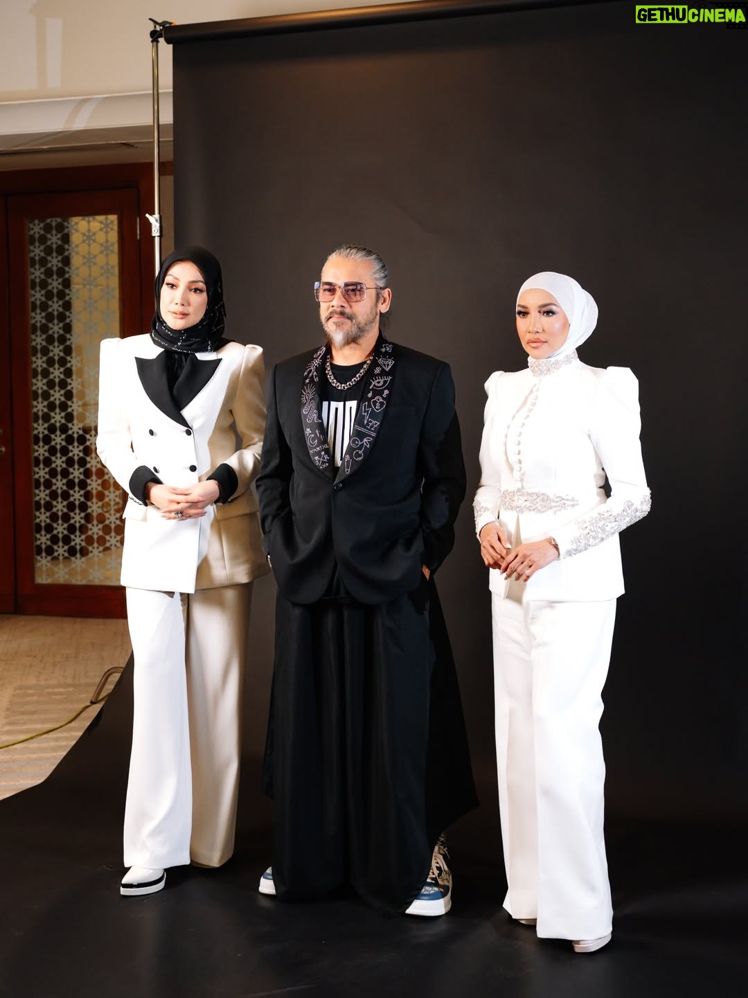 Ziana Zain - 1.6K Likes - 3 figura Sembilu kembali bertemu di hari Sidang Akhbar SEMBILU The Reunion Live In Concert yang berlangsung di Mandarin Oriental, KL. Turut hadir, @datuk_yusofhaslam yang memberikan sokongan penuh untuk konsert istimewa ini.

Perancangan yang begitu singkat oleh @ideatelier.co ternyata membuahkan hasil. Alhamdulillah, sehingga kini hampir 95% tiket telah terjual. Terima kasih @ideatelier.co kerana berjaya menghidupkan kembali nostalgia Sembilu untuk para peminat kami 😁.

Bagi yang masih belum mendapatkan tiket, cepat-cepatlah layari www.ticket2u/sembilu sebelum ia kehabisan.