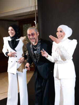 Ziana Zain Instagram - 3 figura Sembilu kembali bertemu di hari Sidang Akhbar SEMBILU The Reunion Live In Concert yang berlangsung di Mandarin Oriental, KL. Turut hadir, @datuk_yusofhaslam yang memberikan sokongan penuh untuk konsert istimewa ini.
Perancangan yang begitu singkat oleh @ideatelier.co ternyata membuahkan hasil. Alhamdulillah, sehingga kini hampir 95% tiket telah terjual. Terima kasih @ideatelier.co kerana berjaya menghidupkan kembali nostalgia Sembilu untuk para peminat kami 😁.
Bagi yang masih belum mendapatkan tiket, cepat-cepatlah layari www.ticket2u/sembilu sebelum ia kehabisan.