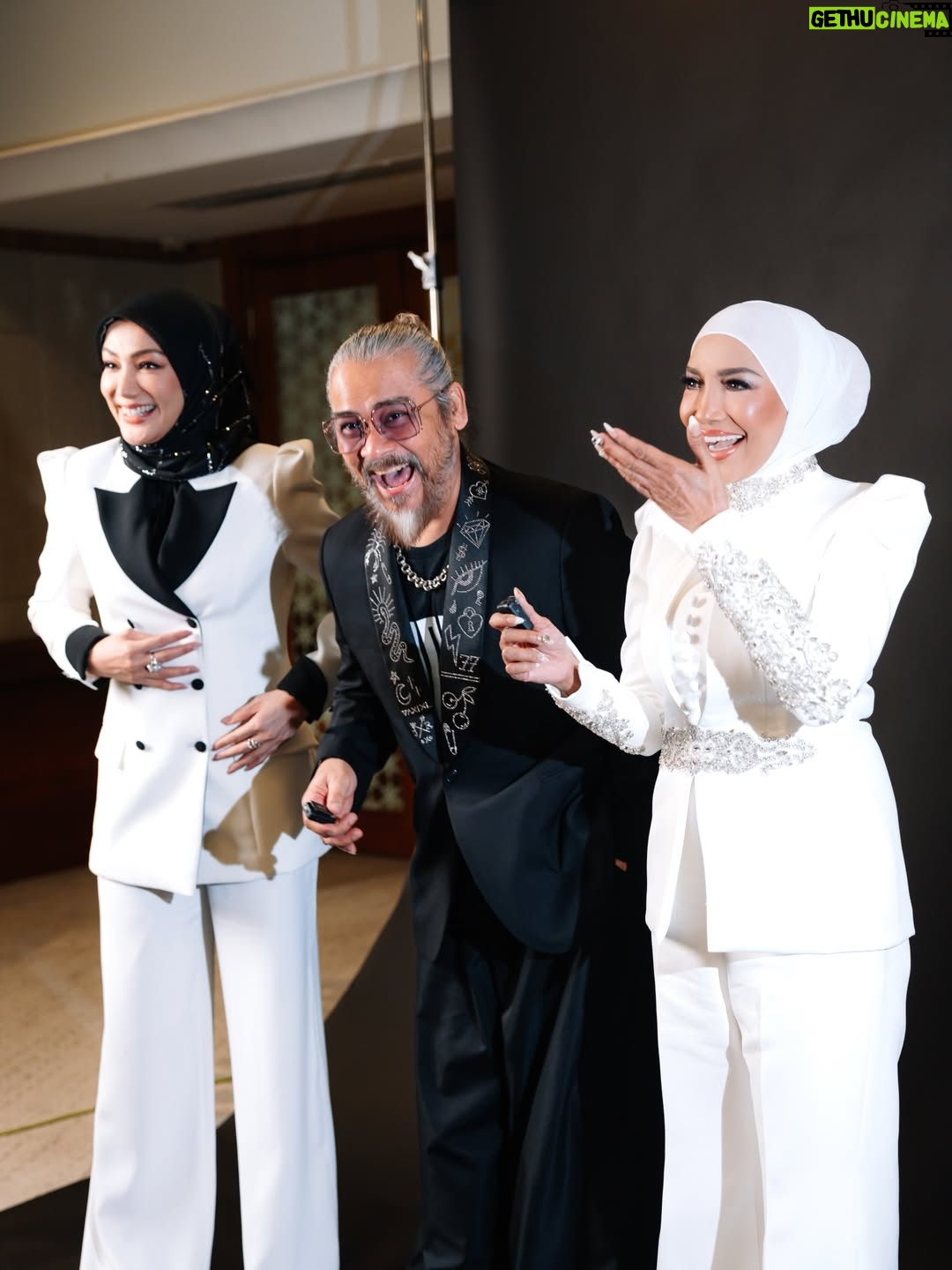 Ziana Zain - 1.6K Likes - 3 figura Sembilu kembali bertemu di hari Sidang Akhbar SEMBILU The Reunion Live In Concert yang berlangsung di Mandarin Oriental, KL. Turut hadir, @datuk_yusofhaslam yang memberikan sokongan penuh untuk konsert istimewa ini.

Perancangan yang begitu singkat oleh @ideatelier.co ternyata membuahkan hasil. Alhamdulillah, sehingga kini hampir 95% tiket telah terjual. Terima kasih @ideatelier.co kerana berjaya menghidupkan kembali nostalgia Sembilu untuk para peminat kami 😁.

Bagi yang masih belum mendapatkan tiket, cepat-cepatlah layari www.ticket2u/sembilu sebelum ia kehabisan.