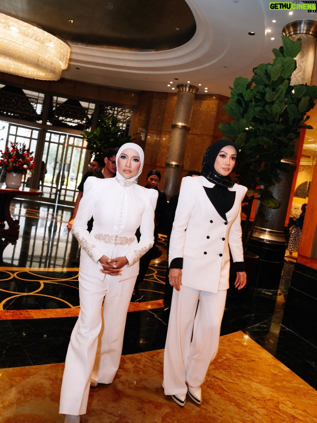 Ziana Zain - 1.6K Likes - 3 figura Sembilu kembali bertemu di hari Sidang Akhbar SEMBILU The Reunion Live In Concert yang berlangsung di Mandarin Oriental, KL. Turut hadir, @datuk_yusofhaslam yang memberikan sokongan penuh untuk konsert istimewa ini.

Perancangan yang begitu singkat oleh @ideatelier.co ternyata membuahkan hasil. Alhamdulillah, sehingga kini hampir 95% tiket telah terjual. Terima kasih @ideatelier.co kerana berjaya menghidupkan kembali nostalgia Sembilu untuk para peminat kami 😁.

Bagi yang masih belum mendapatkan tiket, cepat-cepatlah layari www.ticket2u/sembilu sebelum ia kehabisan.