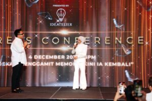 Ziana Zain Instagram - 3 figura Sembilu kembali bertemu di hari Sidang Akhbar SEMBILU The Reunion Live In Concert yang berlangsung di Mandarin Oriental, KL. Turut hadir, @datuk_yusofhaslam yang memberikan sokongan penuh untuk konsert istimewa ini.
Perancangan yang begitu singkat oleh @ideatelier.co ternyata membuahkan hasil. Alhamdulillah, sehingga kini hampir 95% tiket telah terjual. Terima kasih @ideatelier.co kerana berjaya menghidupkan kembali nostalgia Sembilu untuk para peminat kami 😁.
Bagi yang masih belum mendapatkan tiket, cepat-cepatlah layari www.ticket2u/sembilu sebelum ia kehabisan.