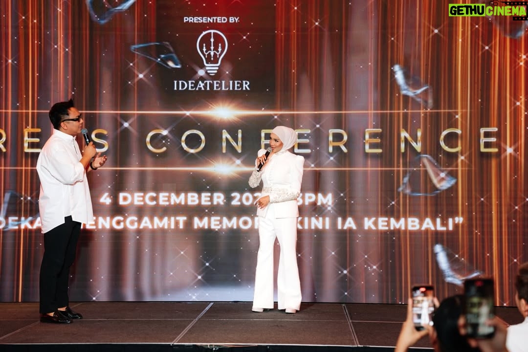 Ziana Zain - 1.6K Likes - 3 figura Sembilu kembali bertemu di hari Sidang Akhbar SEMBILU The Reunion Live In Concert yang berlangsung di Mandarin Oriental, KL. Turut hadir, @datuk_yusofhaslam yang memberikan sokongan penuh untuk konsert istimewa ini.

Perancangan yang begitu singkat oleh @ideatelier.co ternyata membuahkan hasil. Alhamdulillah, sehingga kini hampir 95% tiket telah terjual. Terima kasih @ideatelier.co kerana berjaya menghidupkan kembali nostalgia Sembilu untuk para peminat kami 😁.

Bagi yang masih belum mendapatkan tiket, cepat-cepatlah layari www.ticket2u/sembilu sebelum ia kehabisan.