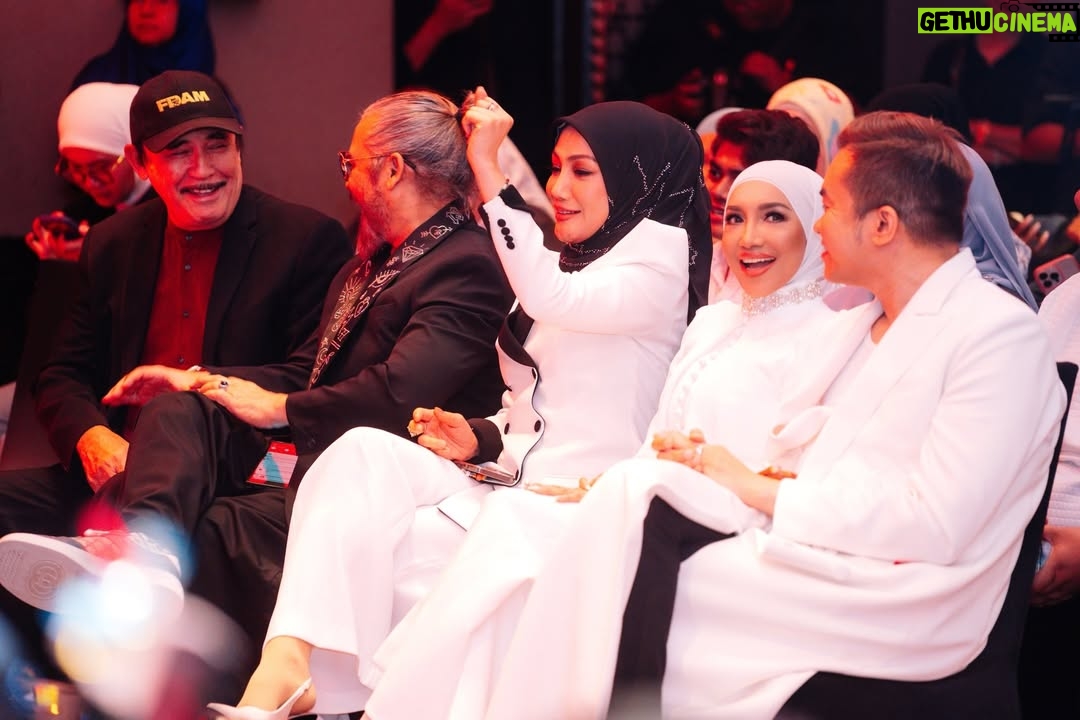 Ziana Zain - 1.6K Likes - 3 figura Sembilu kembali bertemu di hari Sidang Akhbar SEMBILU The Reunion Live In Concert yang berlangsung di Mandarin Oriental, KL. Turut hadir, @datuk_yusofhaslam yang memberikan sokongan penuh untuk konsert istimewa ini.

Perancangan yang begitu singkat oleh @ideatelier.co ternyata membuahkan hasil. Alhamdulillah, sehingga kini hampir 95% tiket telah terjual. Terima kasih @ideatelier.co kerana berjaya menghidupkan kembali nostalgia Sembilu untuk para peminat kami 😁.

Bagi yang masih belum mendapatkan tiket, cepat-cepatlah layari www.ticket2u/sembilu sebelum ia kehabisan.