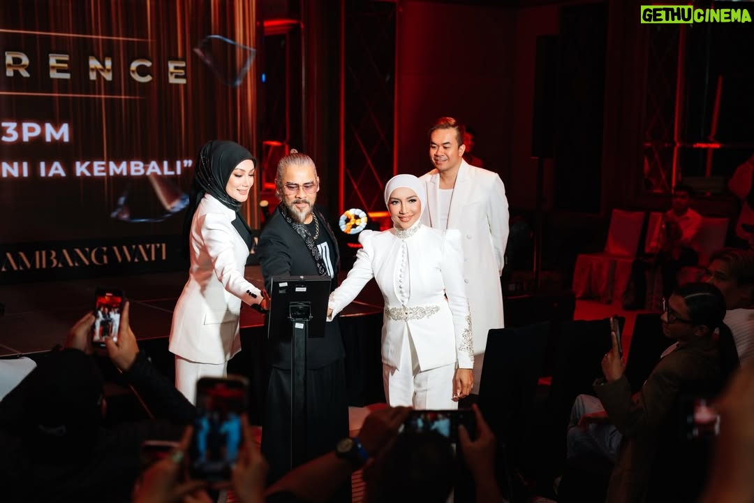 Ziana Zain - 1.6K Likes - 3 figura Sembilu kembali bertemu di hari Sidang Akhbar SEMBILU The Reunion Live In Concert yang berlangsung di Mandarin Oriental, KL. Turut hadir, @datuk_yusofhaslam yang memberikan sokongan penuh untuk konsert istimewa ini.

Perancangan yang begitu singkat oleh @ideatelier.co ternyata membuahkan hasil. Alhamdulillah, sehingga kini hampir 95% tiket telah terjual. Terima kasih @ideatelier.co kerana berjaya menghidupkan kembali nostalgia Sembilu untuk para peminat kami 😁.

Bagi yang masih belum mendapatkan tiket, cepat-cepatlah layari www.ticket2u/sembilu sebelum ia kehabisan.