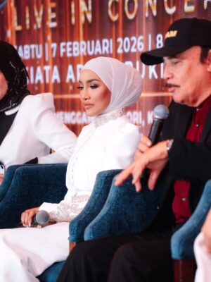 Ziana Zain Instagram - 3 figura Sembilu kembali bertemu di hari Sidang Akhbar SEMBILU The Reunion Live In Concert yang berlangsung di Mandarin Oriental, KL. Turut hadir, @datuk_yusofhaslam yang memberikan sokongan penuh untuk konsert istimewa ini.
Perancangan yang begitu singkat oleh @ideatelier.co ternyata membuahkan hasil. Alhamdulillah, sehingga kini hampir 95% tiket telah terjual. Terima kasih @ideatelier.co kerana berjaya menghidupkan kembali nostalgia Sembilu untuk para peminat kami 😁.
Bagi yang masih belum mendapatkan tiket, cepat-cepatlah layari www.ticket2u/sembilu sebelum ia kehabisan.