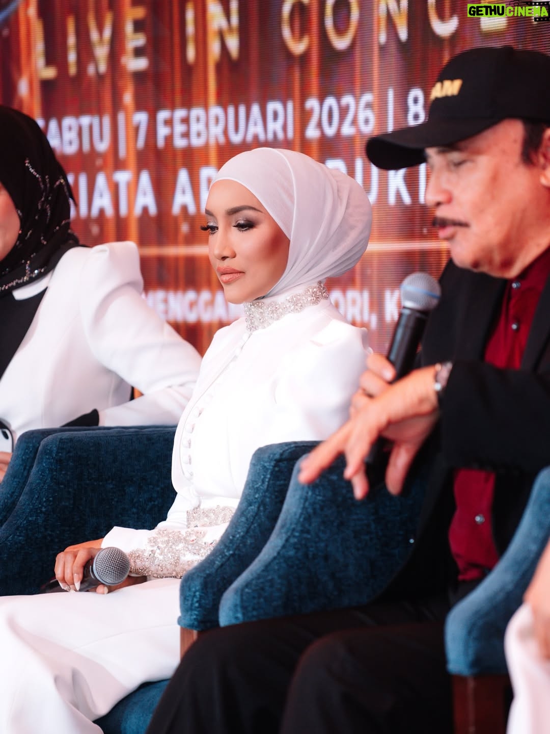 Ziana Zain - 1.6K Likes - 3 figura Sembilu kembali bertemu di hari Sidang Akhbar SEMBILU The Reunion Live In Concert yang berlangsung di Mandarin Oriental, KL. Turut hadir, @datuk_yusofhaslam yang memberikan sokongan penuh untuk konsert istimewa ini.

Perancangan yang begitu singkat oleh @ideatelier.co ternyata membuahkan hasil. Alhamdulillah, sehingga kini hampir 95% tiket telah terjual. Terima kasih @ideatelier.co kerana berjaya menghidupkan kembali nostalgia Sembilu untuk para peminat kami 😁.

Bagi yang masih belum mendapatkan tiket, cepat-cepatlah layari www.ticket2u/sembilu sebelum ia kehabisan.