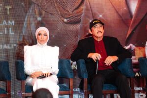 Ziana Zain Instagram - 3 figura Sembilu kembali bertemu di hari Sidang Akhbar SEMBILU The Reunion Live In Concert yang berlangsung di Mandarin Oriental, KL. Turut hadir, @datuk_yusofhaslam yang memberikan sokongan penuh untuk konsert istimewa ini.
Perancangan yang begitu singkat oleh @ideatelier.co ternyata membuahkan hasil. Alhamdulillah, sehingga kini hampir 95% tiket telah terjual. Terima kasih @ideatelier.co kerana berjaya menghidupkan kembali nostalgia Sembilu untuk para peminat kami 😁.
Bagi yang masih belum mendapatkan tiket, cepat-cepatlah layari www.ticket2u/sembilu sebelum ia kehabisan.