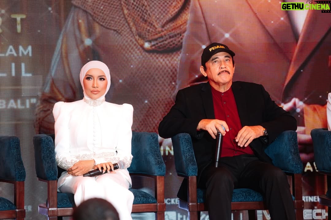 Ziana Zain - 1.6K Likes - 3 figura Sembilu kembali bertemu di hari Sidang Akhbar SEMBILU The Reunion Live In Concert yang berlangsung di Mandarin Oriental, KL. Turut hadir, @datuk_yusofhaslam yang memberikan sokongan penuh untuk konsert istimewa ini.

Perancangan yang begitu singkat oleh @ideatelier.co ternyata membuahkan hasil. Alhamdulillah, sehingga kini hampir 95% tiket telah terjual. Terima kasih @ideatelier.co kerana berjaya menghidupkan kembali nostalgia Sembilu untuk para peminat kami 😁.

Bagi yang masih belum mendapatkan tiket, cepat-cepatlah layari www.ticket2u/sembilu sebelum ia kehabisan.