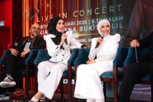 Ziana Zain Instagram - 3 figura Sembilu kembali bertemu di hari Sidang Akhbar SEMBILU The Reunion Live In Concert yang berlangsung di Mandarin Oriental, KL. Turut hadir, @datuk_yusofhaslam yang memberikan sokongan penuh untuk konsert istimewa ini.
Perancangan yang begitu singkat oleh @ideatelier.co ternyata membuahkan hasil. Alhamdulillah, sehingga kini hampir 95% tiket telah terjual. Terima kasih @ideatelier.co kerana berjaya menghidupkan kembali nostalgia Sembilu untuk para peminat kami 😁.
Bagi yang masih belum mendapatkan tiket, cepat-cepatlah layari www.ticket2u/sembilu sebelum ia kehabisan.