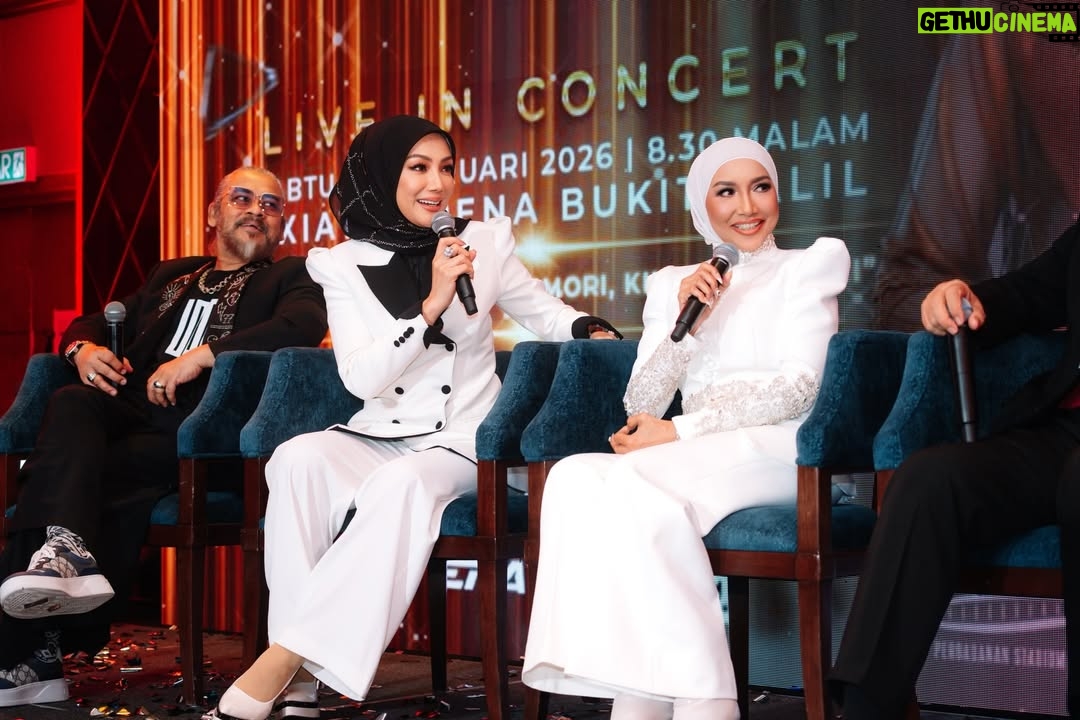 Ziana Zain - 1.6K Likes - 3 figura Sembilu kembali bertemu di hari Sidang Akhbar SEMBILU The Reunion Live In Concert yang berlangsung di Mandarin Oriental, KL. Turut hadir, @datuk_yusofhaslam yang memberikan sokongan penuh untuk konsert istimewa ini.

Perancangan yang begitu singkat oleh @ideatelier.co ternyata membuahkan hasil. Alhamdulillah, sehingga kini hampir 95% tiket telah terjual. Terima kasih @ideatelier.co kerana berjaya menghidupkan kembali nostalgia Sembilu untuk para peminat kami 😁.

Bagi yang masih belum mendapatkan tiket, cepat-cepatlah layari www.ticket2u/sembilu sebelum ia kehabisan.