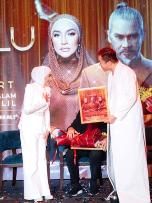 Ziana Zain Instagram - 3 figura Sembilu kembali bertemu di hari Sidang Akhbar SEMBILU The Reunion Live In Concert yang berlangsung di Mandarin Oriental, KL. Turut hadir, @datuk_yusofhaslam yang memberikan sokongan penuh untuk konsert istimewa ini.
Perancangan yang begitu singkat oleh @ideatelier.co ternyata membuahkan hasil. Alhamdulillah, sehingga kini hampir 95% tiket telah terjual. Terima kasih @ideatelier.co kerana berjaya menghidupkan kembali nostalgia Sembilu untuk para peminat kami 😁.
Bagi yang masih belum mendapatkan tiket, cepat-cepatlah layari www.ticket2u/sembilu sebelum ia kehabisan.