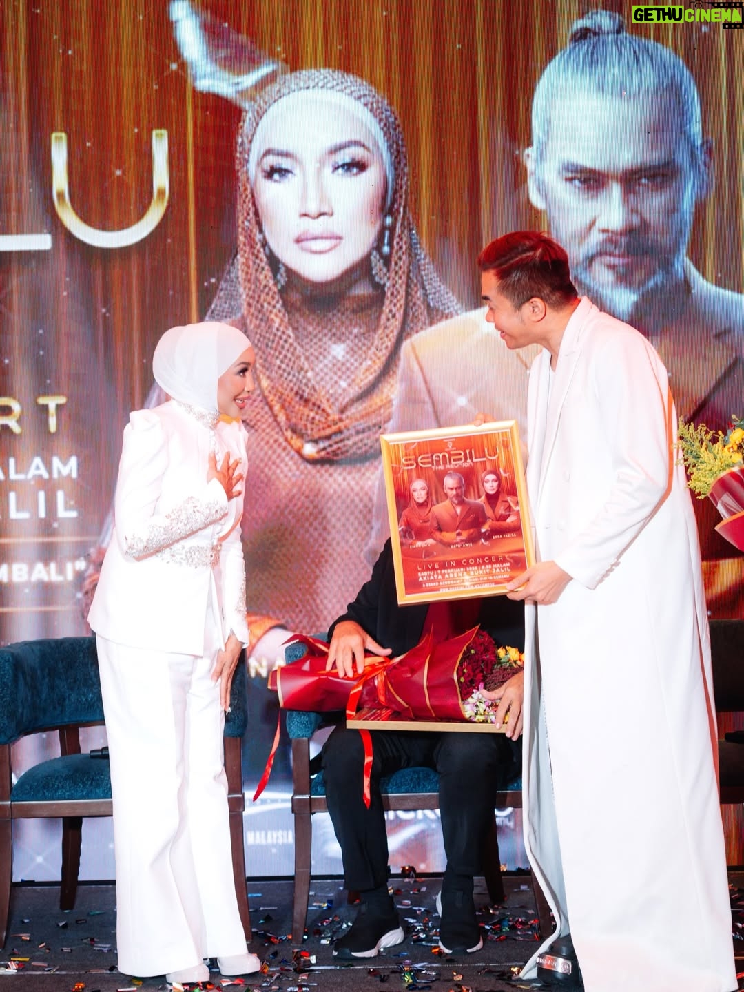 Ziana Zain - 1.6K Likes - 3 figura Sembilu kembali bertemu di hari Sidang Akhbar SEMBILU The Reunion Live In Concert yang berlangsung di Mandarin Oriental, KL. Turut hadir, @datuk_yusofhaslam yang memberikan sokongan penuh untuk konsert istimewa ini.

Perancangan yang begitu singkat oleh @ideatelier.co ternyata membuahkan hasil. Alhamdulillah, sehingga kini hampir 95% tiket telah terjual. Terima kasih @ideatelier.co kerana berjaya menghidupkan kembali nostalgia Sembilu untuk para peminat kami 😁.

Bagi yang masih belum mendapatkan tiket, cepat-cepatlah layari www.ticket2u/sembilu sebelum ia kehabisan.