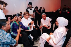 Ziana Zain Instagram - 3 figura Sembilu kembali bertemu di hari Sidang Akhbar SEMBILU The Reunion Live In Concert yang berlangsung di Mandarin Oriental, KL. Turut hadir, @datuk_yusofhaslam yang memberikan sokongan penuh untuk konsert istimewa ini.
Perancangan yang begitu singkat oleh @ideatelier.co ternyata membuahkan hasil. Alhamdulillah, sehingga kini hampir 95% tiket telah terjual. Terima kasih @ideatelier.co kerana berjaya menghidupkan kembali nostalgia Sembilu untuk para peminat kami 😁.
Bagi yang masih belum mendapatkan tiket, cepat-cepatlah layari www.ticket2u/sembilu sebelum ia kehabisan.