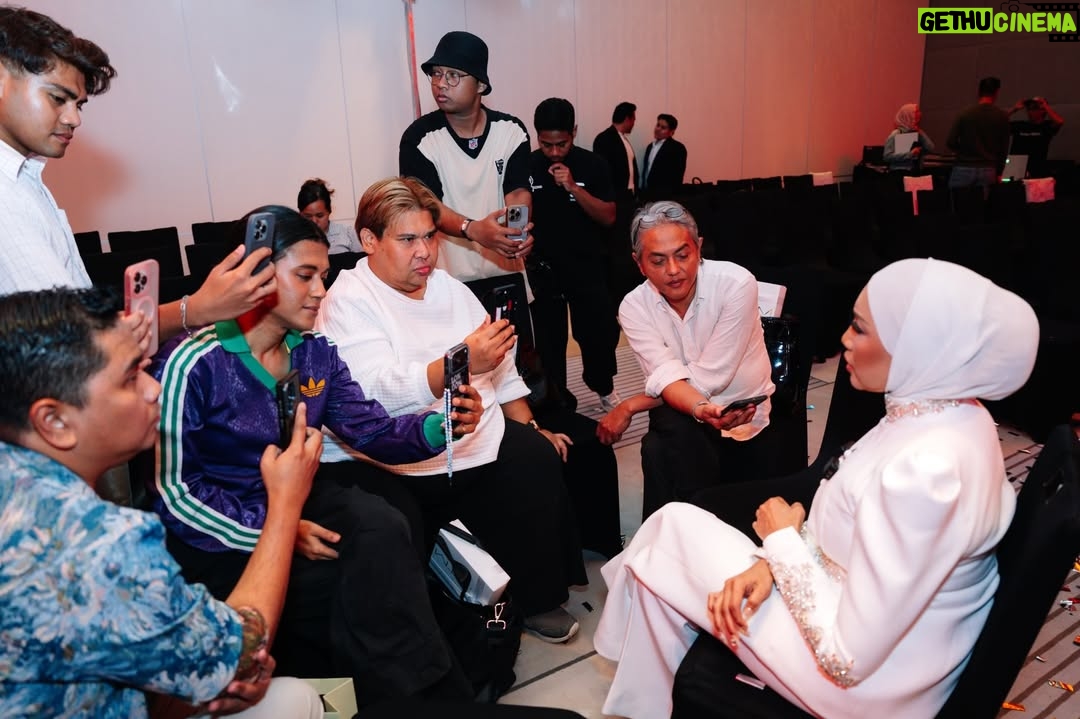 Ziana Zain - 1.6K Likes - 3 figura Sembilu kembali bertemu di hari Sidang Akhbar SEMBILU The Reunion Live In Concert yang berlangsung di Mandarin Oriental, KL. Turut hadir, @datuk_yusofhaslam yang memberikan sokongan penuh untuk konsert istimewa ini.

Perancangan yang begitu singkat oleh @ideatelier.co ternyata membuahkan hasil. Alhamdulillah, sehingga kini hampir 95% tiket telah terjual. Terima kasih @ideatelier.co kerana berjaya menghidupkan kembali nostalgia Sembilu untuk para peminat kami 😁.

Bagi yang masih belum mendapatkan tiket, cepat-cepatlah layari www.ticket2u/sembilu sebelum ia kehabisan.