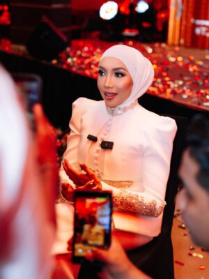 Ziana Zain Instagram - 3 figura Sembilu kembali bertemu di hari Sidang Akhbar SEMBILU The Reunion Live In Concert yang berlangsung di Mandarin Oriental, KL. Turut hadir, @datuk_yusofhaslam yang memberikan sokongan penuh untuk konsert istimewa ini.
Perancangan yang begitu singkat oleh @ideatelier.co ternyata membuahkan hasil. Alhamdulillah, sehingga kini hampir 95% tiket telah terjual. Terima kasih @ideatelier.co kerana berjaya menghidupkan kembali nostalgia Sembilu untuk para peminat kami 😁.
Bagi yang masih belum mendapatkan tiket, cepat-cepatlah layari www.ticket2u/sembilu sebelum ia kehabisan.