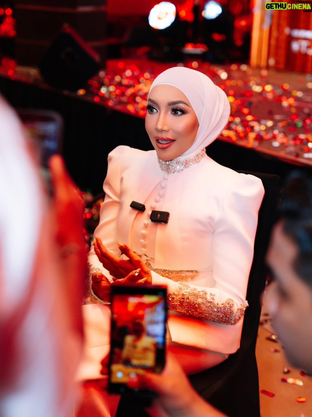 Ziana Zain - 1.6K Likes - 3 figura Sembilu kembali bertemu di hari Sidang Akhbar SEMBILU The Reunion Live In Concert yang berlangsung di Mandarin Oriental, KL. Turut hadir, @datuk_yusofhaslam yang memberikan sokongan penuh untuk konsert istimewa ini.

Perancangan yang begitu singkat oleh @ideatelier.co ternyata membuahkan hasil. Alhamdulillah, sehingga kini hampir 95% tiket telah terjual. Terima kasih @ideatelier.co kerana berjaya menghidupkan kembali nostalgia Sembilu untuk para peminat kami 😁.

Bagi yang masih belum mendapatkan tiket, cepat-cepatlah layari www.ticket2u/sembilu sebelum ia kehabisan.