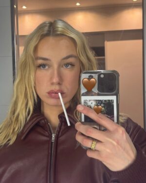 Zoé Marchal Instagram - Blondie 🚭