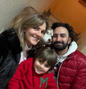 Zoraida Gómez Instagram - Feliz 2026 !!! A sembrar cosas bonitas para luego disfrutar y seguir consiguiendo logros
Caminemos juntos , amando, respetando jugando, viviendo un día a la vez
Todo lo mejor para este año
Todo va a salir bien ❤️🙌🏼
@mayadeluna @diegomedelmusic @el_yoguen @alejandro_sandi @andres_sarachaga_ @albamessa
Nuestra perrita adorada #MOKA