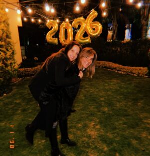 Zoraida Gómez Instagram - Feliz 2026 !!! A sembrar cosas bonitas para luego disfrutar y seguir consiguiendo logros
Caminemos juntos , amando, respetando jugando, viviendo un día a la vez
Todo lo mejor para este año
Todo va a salir bien ❤️🙌🏼
@mayadeluna @diegomedelmusic @el_yoguen @alejandro_sandi @andres_sarachaga_ @albamessa
Nuestra perrita adorada #MOKA