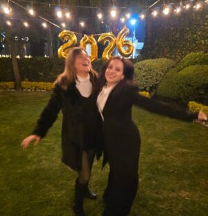 Zoraida Gómez Instagram - Feliz 2026 !!! A sembrar cosas bonitas para luego disfrutar y seguir consiguiendo logros
Caminemos juntos , amando, respetando jugando, viviendo un día a la vez
Todo lo mejor para este año
Todo va a salir bien ❤️🙌🏼
@mayadeluna @diegomedelmusic @el_yoguen @alejandro_sandi @andres_sarachaga_ @albamessa
Nuestra perrita adorada #MOKA