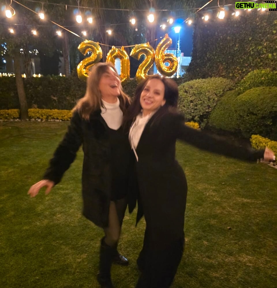 Zoraida Gómez - 6.7K Likes - Feliz 2026 !!! A sembrar cosas bonitas para luego disfrutar y seguir consiguiendo logros 
 Caminemos juntos , amando, respetando jugando, viviendo  un día a la vez 
Todo lo mejor para este año 
Todo va a salir bien ❤️🙌🏼

@mayadeluna @diegomedelmusic @el_yoguen @alejandro_sandi @andres_sarachaga_  @albamessa 
Nuestra perrita adorada #MOKA