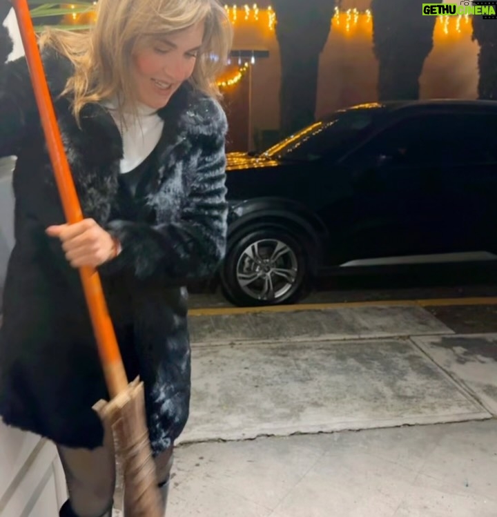 Zoraida Gómez - 6.7K Likes - Feliz 2026 !!! A sembrar cosas bonitas para luego disfrutar y seguir consiguiendo logros 
 Caminemos juntos , amando, respetando jugando, viviendo  un día a la vez 
Todo lo mejor para este año 
Todo va a salir bien ❤️🙌🏼

@mayadeluna @diegomedelmusic @el_yoguen @alejandro_sandi @andres_sarachaga_  @albamessa 
Nuestra perrita adorada #MOKA