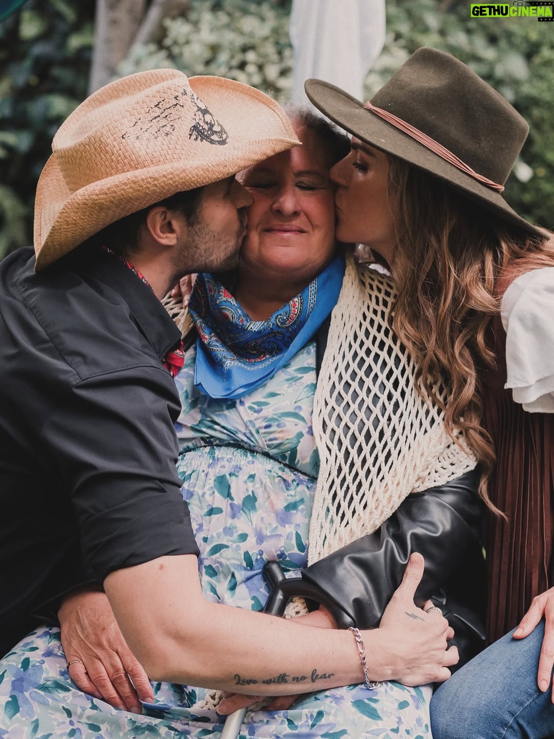 Zoraida Gómez - 58.2K Likes - A mi nano, estamos muy orgullosos de ti
Aquí está tu familia , tus amigos y toda la gente que te quiere y q te apoya 
Gracias por mostrarnos el gran ser humano q eres, siempre con toda  la fe , toda la actitud y el ❤️ que le pones a todo lo que haces 
Te amamos !! 
Seguimos votando por ti en @lagranjavipmx 
#vamosahacerlo #teamele #siuuuuuuuuu 
#pontetrucha 
#eleazaegomez #noestássolo 
#familiaunida #eleterno