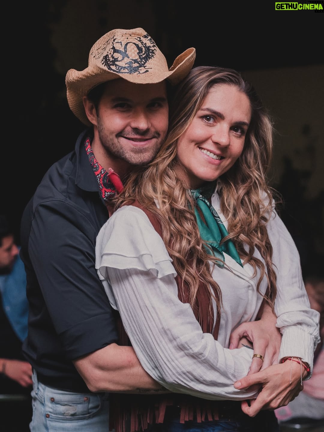 Zoraida Gómez - 58.2K Likes - A mi nano, estamos muy orgullosos de ti
Aquí está tu familia , tus amigos y toda la gente que te quiere y q te apoya 
Gracias por mostrarnos el gran ser humano q eres, siempre con toda  la fe , toda la actitud y el ❤️ que le pones a todo lo que haces 
Te amamos !! 
Seguimos votando por ti en @lagranjavipmx 
#vamosahacerlo #teamele #siuuuuuuuuu 
#pontetrucha 
#eleazaegomez #noestássolo 
#familiaunida #eleterno