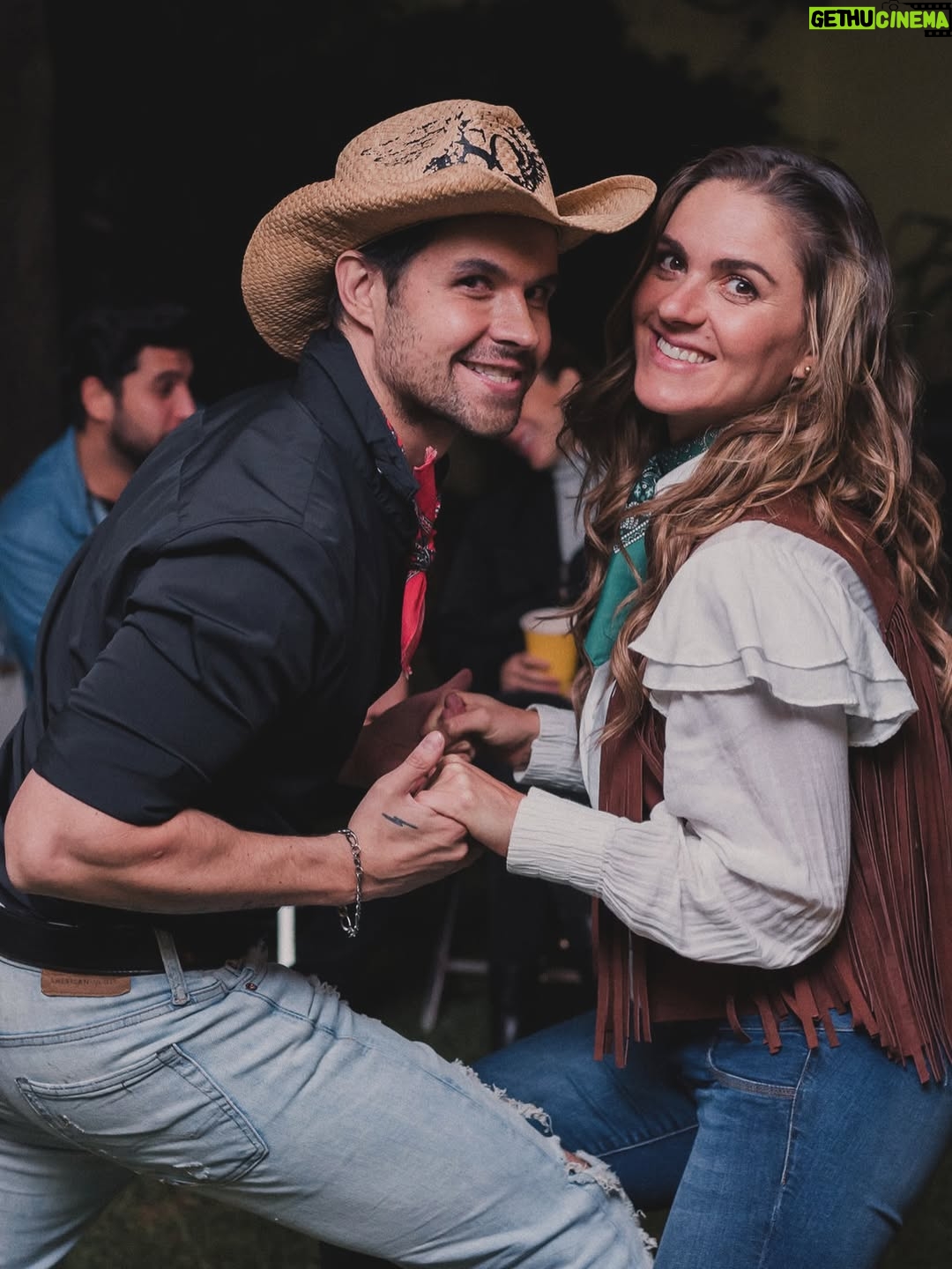 Zoraida Gómez - 58.2K Likes - A mi nano, estamos muy orgullosos de ti
Aquí está tu familia , tus amigos y toda la gente que te quiere y q te apoya 
Gracias por mostrarnos el gran ser humano q eres, siempre con toda  la fe , toda la actitud y el ❤️ que le pones a todo lo que haces 
Te amamos !! 
Seguimos votando por ti en @lagranjavipmx 
#vamosahacerlo #teamele #siuuuuuuuuu 
#pontetrucha 
#eleazaegomez #noestássolo 
#familiaunida #eleterno