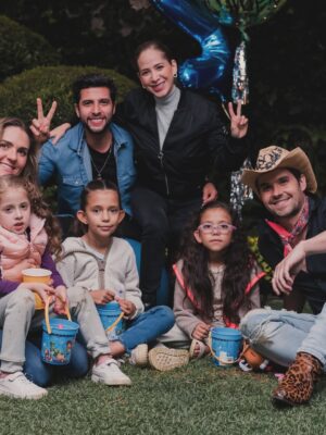 Zoraida Gómez Instagram - A mi nano, estamos muy orgullosos de ti
Aquí está tu familia , tus amigos y toda la gente que te quiere y q te apoya
Gracias por mostrarnos el gran ser humano q eres, siempre con toda la fe , toda la actitud y el ❤️ que le pones a todo lo que haces
Te amamos !!
Seguimos votando por ti en @lagranjavipmx
#vamosahacerlo #teamele #siuuuuuuuuu
#pontetrucha
#eleazaegomez #noestássolo
#familiaunida #eleterno